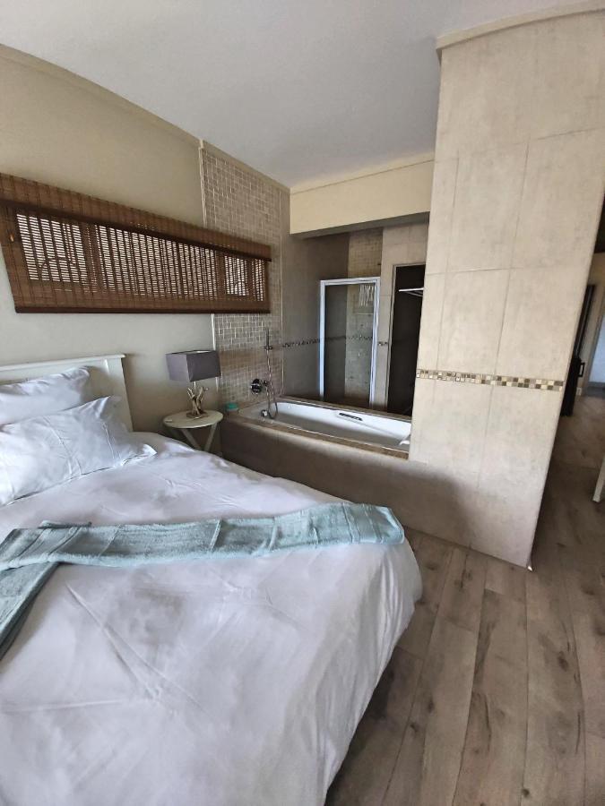 Whale Rock, Modern Beachfront Apartment Margate Kültér fotó